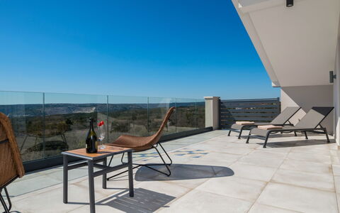 A.r.t.: Ciel, Meubles, Bâtiment, Table, Bois, Chaise, Ombre, Mobilier De Jardin, Sol, Design Urbain