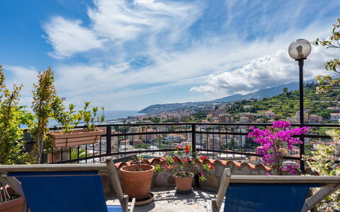 Villa Peiranze: Ciel, Propriété, Bleu, Immobilier, Domicile, Vacances, Arbre, Nuage, Maison, Botanique