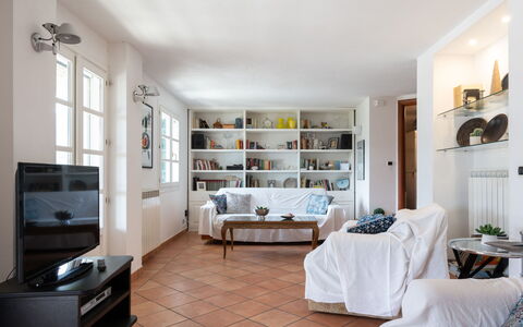 Villa Peiranze: Pièce, Meubles, Propriété, Salon, Design Intérieur, Blanc, Bâtiment, Plafond, Sol, Étagère