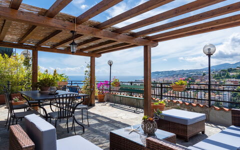 Villa Peiranze: Propriété, Bâtiment, Immobilier, Maison, Domicile, Patio, Pièce, Toit, Design Intérieur, Biens