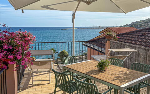 Terrazzo sul Mare: Meubles, Mobilier De Jardin, Mer, Chaise, Table, Tableau De Plein Air, Balcon, Porche, Cotiers Et Relief Océaniques, Recours