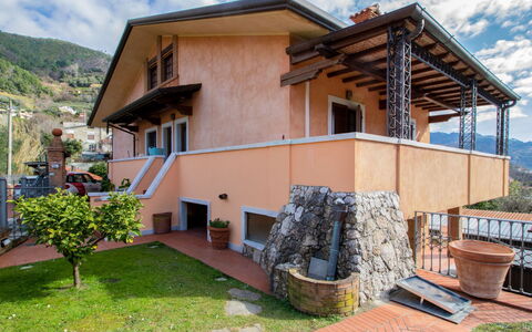 Serenella: Nuage, Ciel, Plante, Propriété, Bâtiment, Bois, Lot Terre, Fenêtre, Maison, Chalet