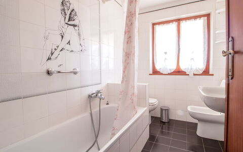 Serenella: Salle De Bains, Pièce, Propriété, Tuile, Sol, Design Intérieur, Mur, Maison, Luminaire Plomberie, Bâtiment
