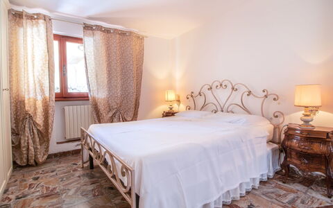 Serenella: Chambre, Lit, Meubles, Pièce, Propriété, Drap De Lit, Cadre De Lit, Design Intérieur, Literie, Sol