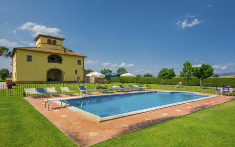 La Salciaia: Piscine, Propriété, Immobilier, Herbe, Biens, Maison, Villa, Bâtiment, Zone Résidentielle, Loisir