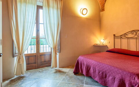 La Salciaia: Chambre, Lit, Pièce, Meubles, Propriété, Design Intérieur, Drap De Lit, Rideau, Sol, Cadre De Lit