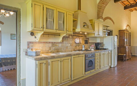 La Salciaia: Comptoir, Cabinetry, Propriété, Cuisine, Appareil De Cuisine, Bois, Design Intérieur, Sol, Cuisinière, Électroménager