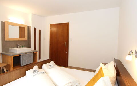Sonnblick: Design Intérieur, Meubles, Sol, Mur, Sol, Bois, Lit, Chambre, Plafond, Pièce