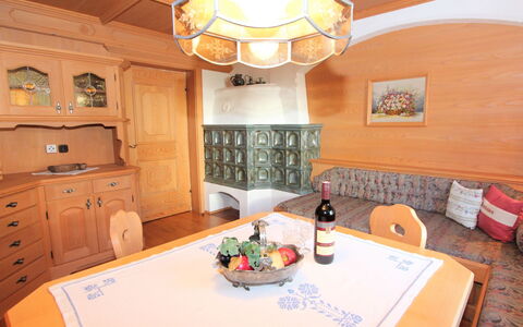 Sonnblick: Pièce, Propriété, Plafond, Design Intérieur, Meubles, Bâtiment, Éclairage, Salle À Manger, Maison, Table