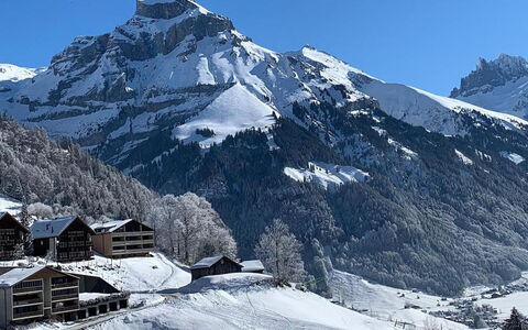 Chalet Murmeli: Ciel, Plante, Bâtiment, Nuage, Fenêtre, Arbre, Maison, Bois, Design Urbain, Pente
