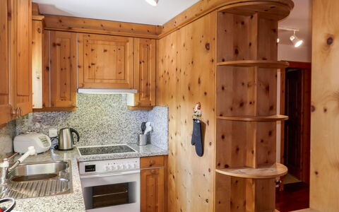 Chesa Polaschin e - E21 - Sils: Pièce, Cabinetry, Meubles, Propriété, Tache De Bois, Comptoir, Cuisine, Placard, Bâtiment, Design Intérieur
