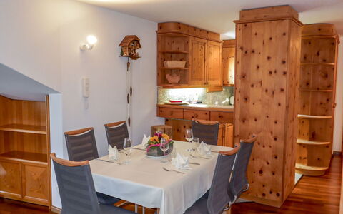 Chesa Polaschin e - E21 - Sils: Pièce, Meubles, Propriété, Salle À Manger, Bâtiment, Design Intérieur, Sol, Plafond, Mur, Maison