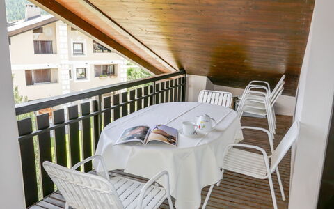 Chesa Polaschin e - E21 - Sils: Propriété, Pièce, Meubles, Bâtiment, Maison, Table, Immobilier, Restaurant, Chaise, Balcon