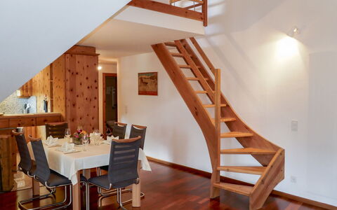 Chesa Polaschin e - E21 - Sils: Escaliers, Propriété, Pièce, Design Intérieur, Dur, Maison, Bâtiment, Domicile, Parquet, Balustrade