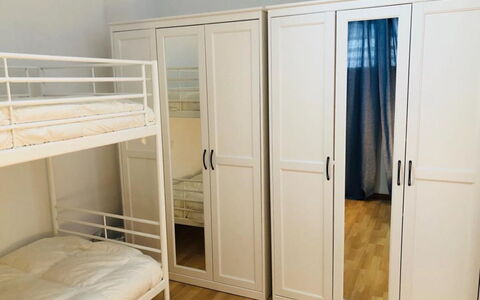 Bellevue: Pièce, Meubles, Propriété, Lit, Placard, Chambre, Garde-Robe, Porte, Hôtel, Bâtiment