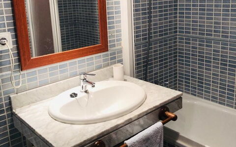 Bellevue: Salle De Bains, Évier, Tuile, Propriété, Robinet, Lavabo, Pièce, Mur, Design Intérieur, Luminaire Plomberie