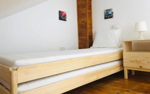 Bellevue: Meubles, Lit, Cadre De Lit, Pièce, Chambre, Matelas, Sol, Bois, Tiroir, Dur