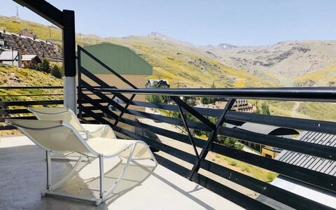 Bellevue: Balustrade, Escaliers, Jaune, Rail Garde, Propriété, Architecture, Ciel, Immobilier, Conception, Arbre