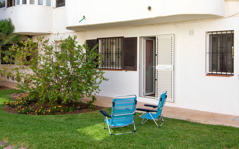 Albaranas: Bâtiment, Fenêtre, Propriété, Plante, Lot Terre, Maison, Ombre, Herbe, Zone Résidentielle, Quartier