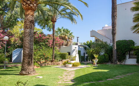 Albaranas: Plante, Ciel, Bâtiment, Propriété, Bleu Azur, Botanique, Arbre, Arecales, Lot Terre, Herbe