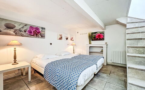 L'Abeille D'Or: Meubles, Lit, Chambre, Sol, Design Intérieur, Sol, Drap De Lit, Literie, Linge, Plafond