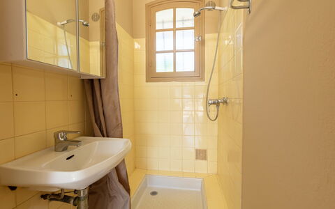 L'Ayguade: Robinet, Luminaire Plomberie, Évier, Propriété, Lavabo, Salle De Bains, Tete De Douche, Fenêtre, Douche