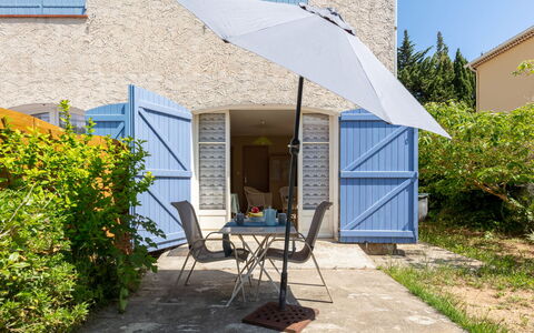 L'Ayguade: Plante, Bâtiment, Propriété, Fenêtre, Chaise, Ombre, Table, Zone Résidentielle, Arbre, Mobilier De Jardin