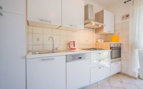 Ivona: Propriété, Pièce, Meubles, Cuisine, Cabinetry, Design Intérieur, Bâtiment, Maison, Tuile, Sol