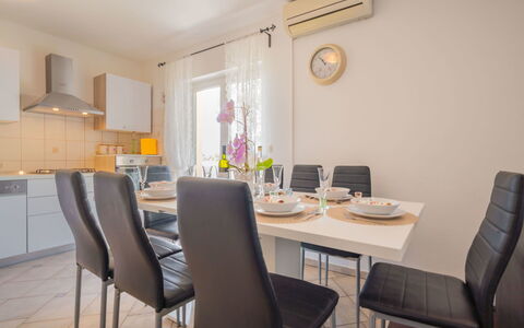 Ivona: Pièce, Salle À Manger, Meubles, Propriété, Design Intérieur, Table, Bâtiment, Jaune, Immobilier, Sol