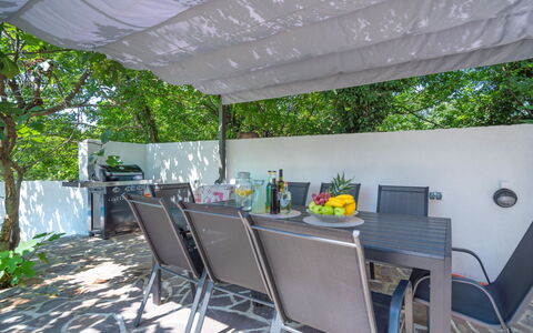 Ivona: Meubles, Table, Plante, Bâtiment, Chaise, Ombre, Mobilier De Jardin, Arbre, Loisir, Tableau De Plein Air