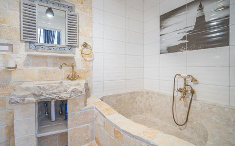 Lea Lana: Robinet, Luminaire Plomberie, Propriété, Baignoire, Salle De Bains, Éclairage, Sol, Design Intérieur, Sol, Bois