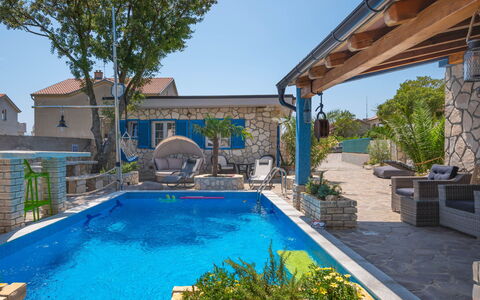 Lea Lana: L'Eau, Plante, Ciel, Propriété, Piscine, Bleu, Bleu Azur, Arbre, Bâtiment, Ombre