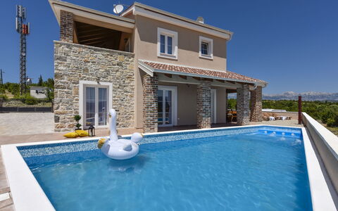 Imperia: L'Eau, Ciel, Plante, Bâtiment, Propriété, Jour, Piscine, Fenêtre, Bleu Azur, Ombre