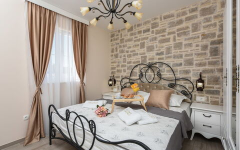 Imperia: Chambre, Pièce, Lit, Meubles, Propriété, Cadre De Lit, Design Intérieur, Mur, Drap De Lit, Literie