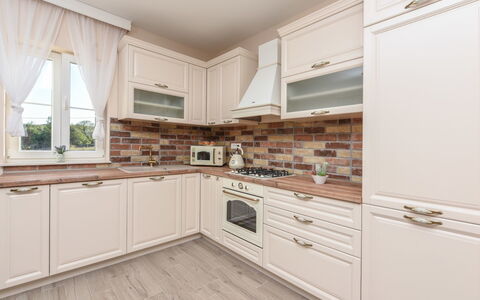 Imperia: Comptoir, Cabinetry, Meubles, Bâtiment, Robinet, Évier, Tiroir, Cuisinière, Fenêtre, Cuisine