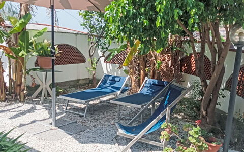Villa Lamarmora: Meubles, Mobilier De Jardin, Chaise, Pot De Fleur, Ombre, Jardin, Plante D'Appartement, Tableau De Plein Air, Cour