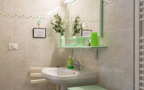 Villa Lamarmora: Salle De Bains, Tuile, Pièce, Vert, Propriété, Mur, Design Intérieur, Luminaire Plomberie, Accessoire Salle De Bain, Céramique