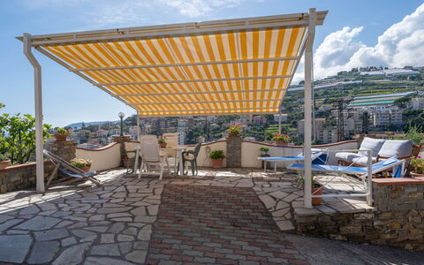 Villetta Laura: Propriété, Toit, Architecture, Bâtiment, Maison, Domicile, Jaune, Ciel, Immobilier, Zone Résidentielle