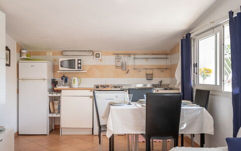 Villetta Laura: Propriété, Pièce, Meubles, Bâtiment, Cuisine, Maison, Design Intérieur, Sol, Jaune, Immobilier