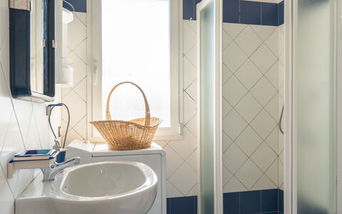 Villetta Laura: Salle De Bains, Pièce, Propriété, Luminaire Plomberie, Tuile, Design Intérieur, Accessoire Salle De Bain, Architecture, Matériel De La Propriété, Armoire De Toilette