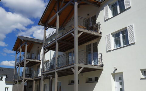 Frymburk 10: Zone Résidentielle, Façade, Domicile, Appartement, Balcon, Design Urbain, Porte, Béton, Porche, Ombre