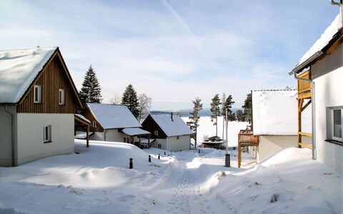 Lakeside Village 12: Nuage, Ciel, Bâtiment, Fenêtre, Neige, Maison, Pente, Arbre, Chalet, Gelé