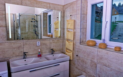 Lakeside Village 3: Miroir, Armoire De Toilette, Robinet, Luminaire Plomberie, Propriété, Évier, Cabinetry, Lavabo, Violet, Salle De Bains