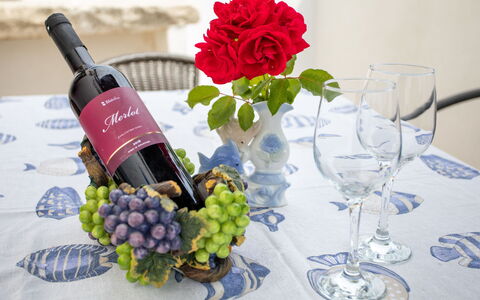 San Martino Ii: Fleur, Plante, Table, Drinkware, Vaisselle, Bouteille, Verres À Pied, Du Vin, Verre De Vin, Bouteille En Verre