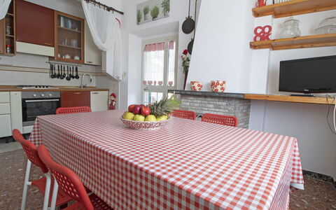 Sandra: Nappe De Table, Pièce, Propriété, Rouge, Meubles, Design Intérieur, Table, Salle À Manger, Sol, Bâtiment