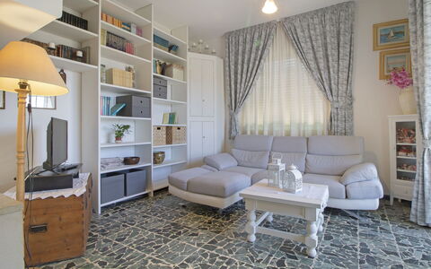 Sandra: Pièce, Meubles, Propriété, Design Intérieur, Salon, Bâtiment, Sol, Maison, Mur, Immobilier