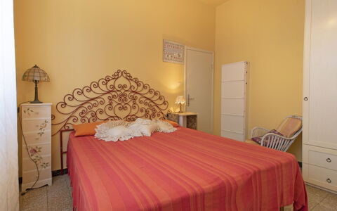 Sandra: Chambre, Lit, Meubles, Pièce, Propriété, Drap De Lit, Literie, Cadre De Lit, Sol, Mur