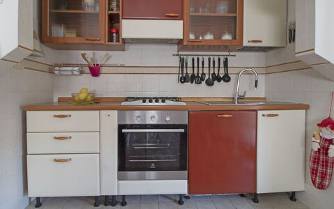 Sandra: Cabinetry, Cuisine, Meubles, Pièce, Comptoir, Propriété, Cuisinière, Principaux Appliance, Design Intérieur, Tuile