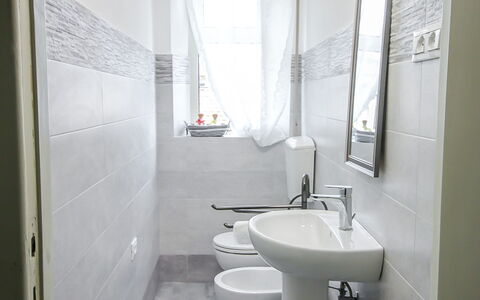 Sandra: Miroir, Robinet, Luminaire Plomberie, Évier, Lavabo, Propriété, Fenêtre, Salle De Bains, Violet, Bâtiment