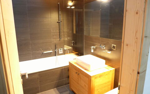 Crans-Montana 643: Robinet, Évier, Lavabo, Luminaire Plomberie, Salle De Bains, Miroir, Bâtiment, Armoire De Toilette, Bois